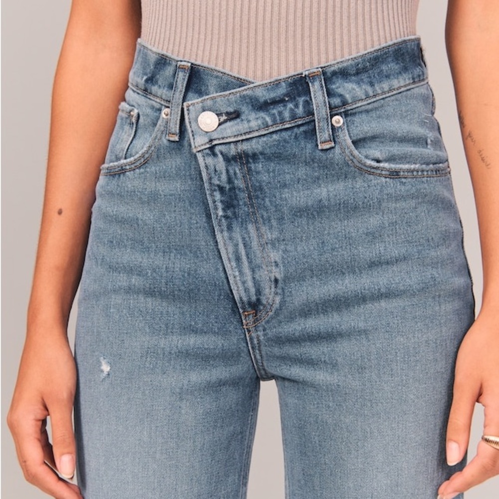 Abercrombie A&F 90s Straight Ultra High Rise Asymmetrical Jeans 29 8